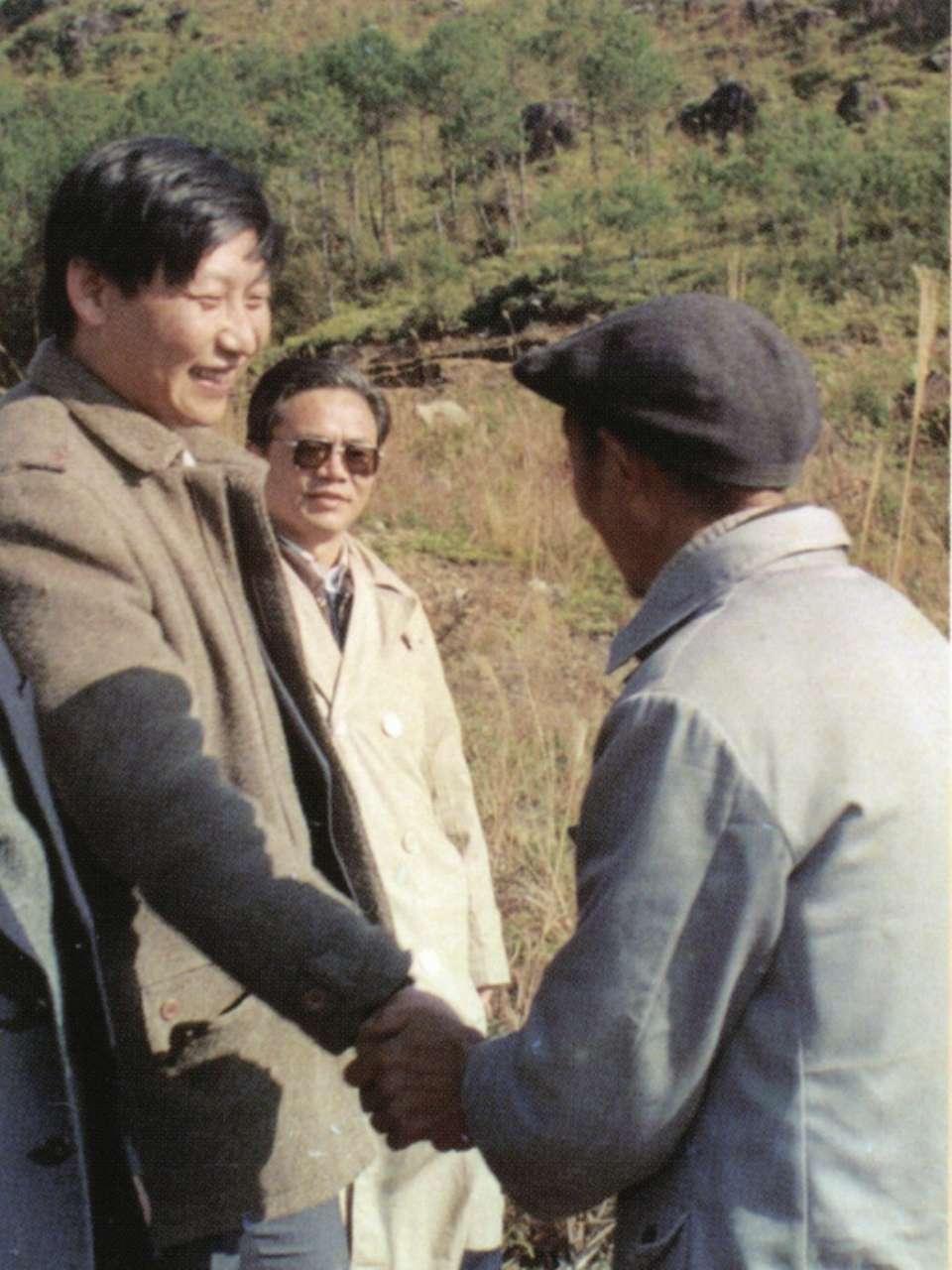 1989年1月，習近平到周寧縣走訪種林專業戶。（圖源：《習近平在寧德》）